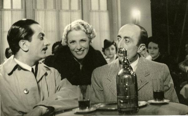 Sul set del film "Il destino in tasca" - Regia Gennaro Righelli, 1938 - Ebe (Rita Livesi) fra Ermelli e E. Viarisio.