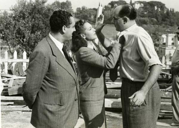 Sul set del film "Diagnosi" - Regia Ferruccio Cerio, 1942 - Ferruccio Cerio mostra a Sandro Ruffini come schiaffeggiare Luisa Ferida che lo tiene per il collo della camicia.