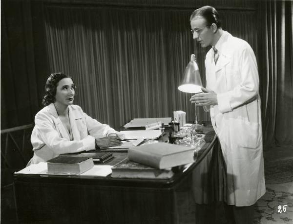 Scena del film "Diagnosi" - Regia Ferruccio Cerio, 1942 - Jone Morino e Franco Scandurra in "Anime erranti" (Diagnosi).
