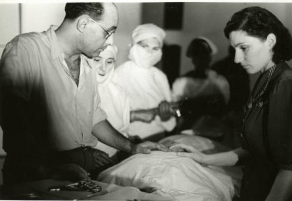 Sul set del film "Diagnosi" - Regia Ferruccio Cerio, 1942 - Il regista Cerio mentre inscena una scena di "Anime erranti" (Diagnosi).