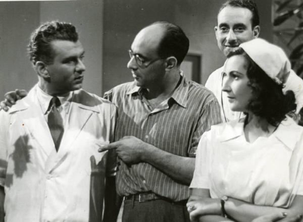Sul set del film "Diagnosi" - Regia Ferruccio Cerio, 1942 - Il regista Cerio fra Gino Cervi e Anna Arena mentre si gira "Anime erranti" (Diagnosi).