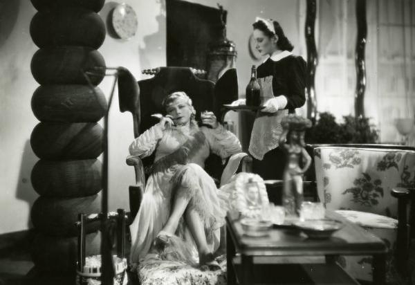 Scena del film "Diamanti" - Regia Corrado D'Errico, 1939 - Totale: Gemma Bolognesi, al centro, seduta, sorseggia un liquore.