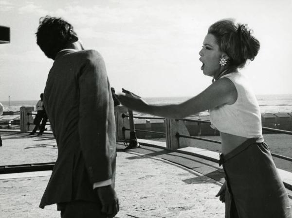 Scena del film "Dick Smart 2007" - Regia Franco Prosperi, 1967 - Richard Wyler, di spalle, ha appena ricevuto uno schiaffo da Margaret Lee. L'attrice è di fronte a lui con il braccio ancora in movimento.