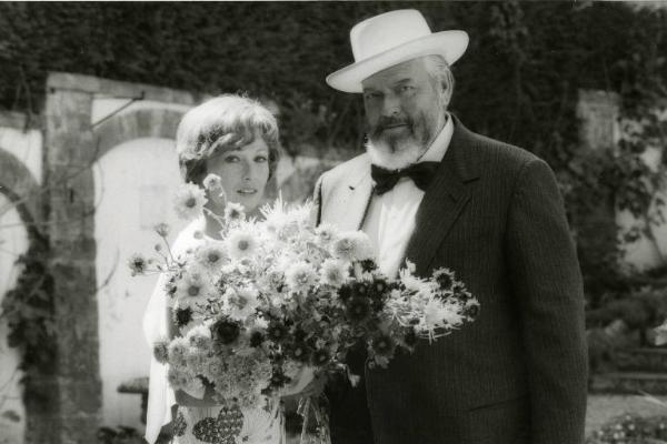 Scena del film "Dieci incredibili giorni" - Regia Claude Chabrol, 1972 - Mezza figura di Marlène Jobert e Orson Welles. L'attrice ha in mano un grande mazzo di fiori di campo.