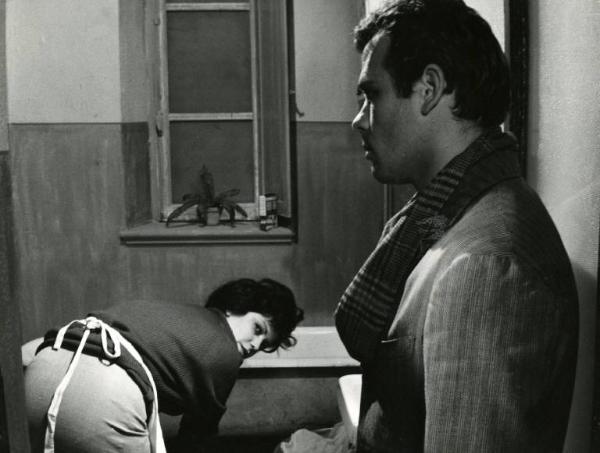 Scena del film "Il disordine" - Regia Franco Brusati, 1962 - Antonella Lualdi, di schiena, china davanti a una vasca da bagno, gira la testa verso Renato Salvatori in piedi, di profilo, che ricambia lo sguardo.