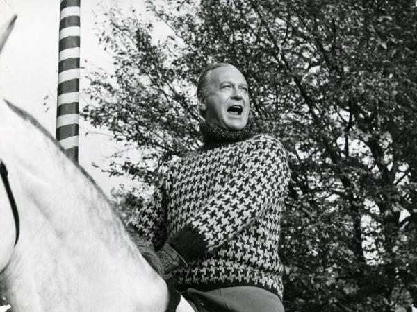 Scena del film "Il disordine" - Regia Franco Brusati, 1962 - Mezza figura di Curd Jürgens in groppa a un cavallo con la bocca spalancata.