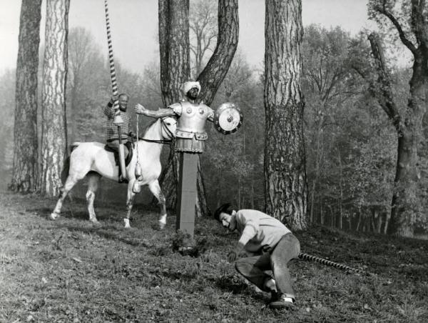 Scena del film "Il disordine" - Regia Franco Brusati, 1962 - Curd Jürgens in groppa a un cavallo bianco impugna una lancia mentre Sami Frey cade dinanzi al fantoccio del Saraceno.