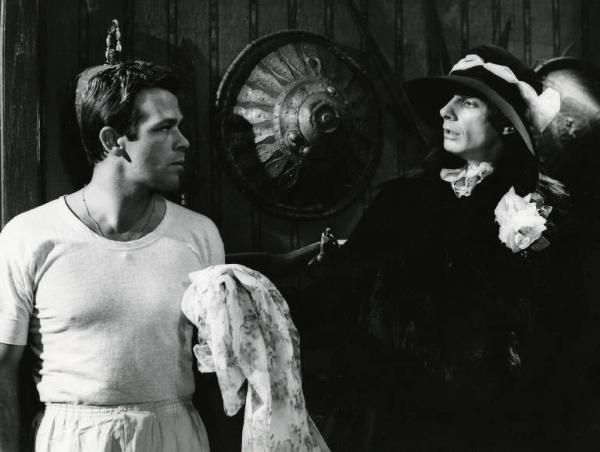 Scena del film "Il disordine" - Regia Franco Brusati, 1962 - Mezza figura di Renato Salvatori e di Emma Baron che si guardano. L'attore in maglietta e mutande, tiene in mano un foulard di donna.
