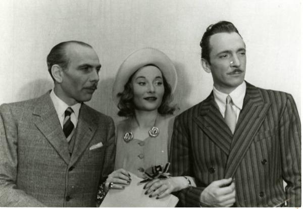 Sul set del film "Divieto di sosta" - Regia Marcello Albani, 1941 - Silvia Manto a braccetto con Nino Crisman. A sinistra, un uomo non identificato.