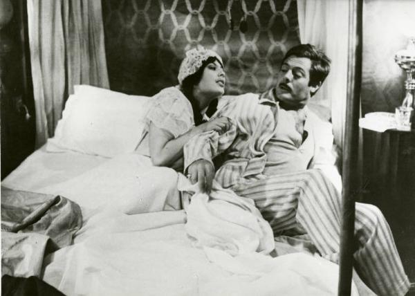 Scena del film "Divorzio all'italiana" - Regia Pietro Germi, 1961 - Marcello Mastroianni, in pigiama, esce dal letto mentre Daniela Rocca cerca di trattenerlo.