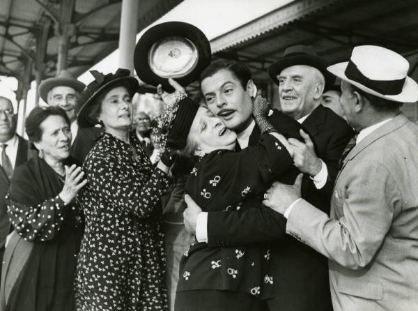 Scena del film "Divorzio all'italiana" - Regia Pietro Germi, 1961 - Bianca Castagnetta abbraccia Marcello Mastroianni stringendo il viso dell'attore al suo. Dietro di loro Odoardo Spadaro. Intorno, una piccola folla.