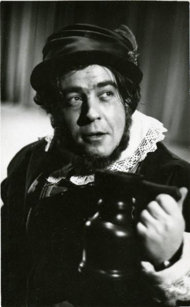Sul palco dello spettacolo teatrale "La dodicesima notte" - Regia Renato Castellani, 1957 - Glauco Mauri interpreta Zio Tobia nello spettacolo tratto dal romanzo di W. Shakespeare.
