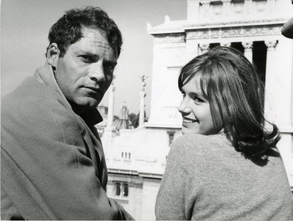 Scena del film "I dolci inganni" - Regia Alberto Lattuada, 1960 - Su una terrazza, mezza figura di Christian Marquand e Catherine Spaak, di spalle, con lo sguardo rivolto dietro.