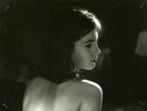 Scena del film "I dolci inganni" - Regia Alberto Lattuada, 1960 - Primo piano di Catherine Spaak, di spalle, con la schiena nuda, e il capo rivolto a destra.