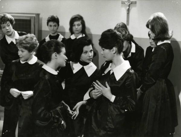 Scena del film "I dolci inganni" - Regia Alberto Lattuada, 1960 - Al centro, Juanita Faust e Marilù Tolo parlano con un'attrice non identificata. A destra, in piedi, Catherine Spaak.
