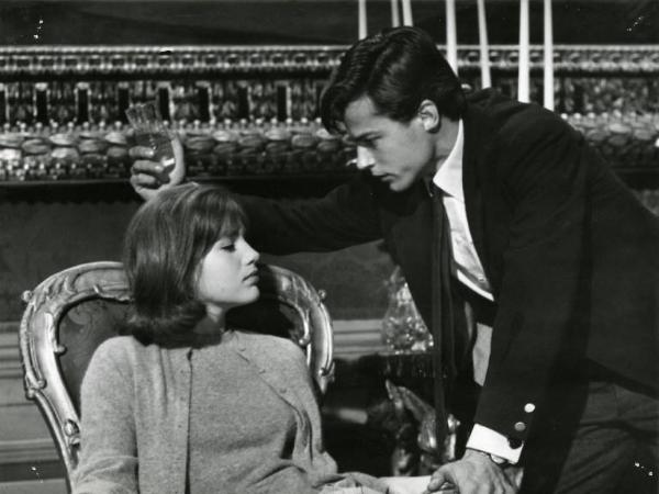 Scena del film "I dolci inganni" - Regia Alberto Lattuada, 1960 - Mezza figura di Catherine Spaak seduta, di profilo, e di Jean Sorel che la guarda, chinandosi su si di lei.