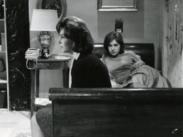 Scena del film "I dolci inganni" - Regia Alberto Lattuada, 1960 - Catherine Spaak semi sdraiata su un divano guarda una donna, seduta sul bordo che le volge le spalle.