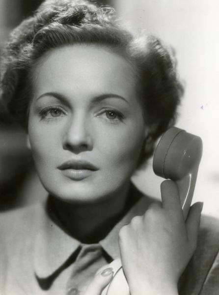 Scena del film "Domani è un altro giorno" - Regia Léonide Moguy, 1951 - Primo piano di Laura Gore che tiene il ricevitore del telefono vicino all'orecchio.