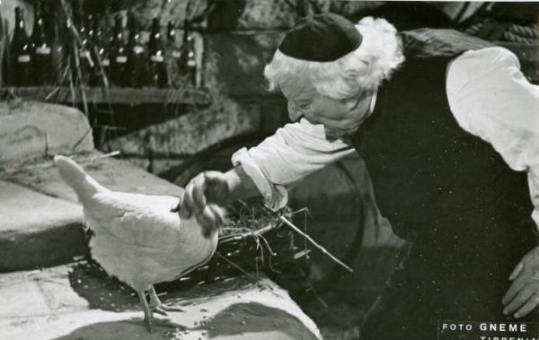Scena del film "Don Buonaparte" - Regia Flavio Calzavara, 1941 - Ermete Zacconi accarezza la testa di una gallina.