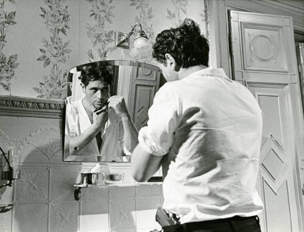 Scena del film "Una donna alla finestra" - Regia Pierre Granier-Deferre, 1977 - Mezza figura di Victor Lanoux, di spalle, che si rade davanti allo specchio.