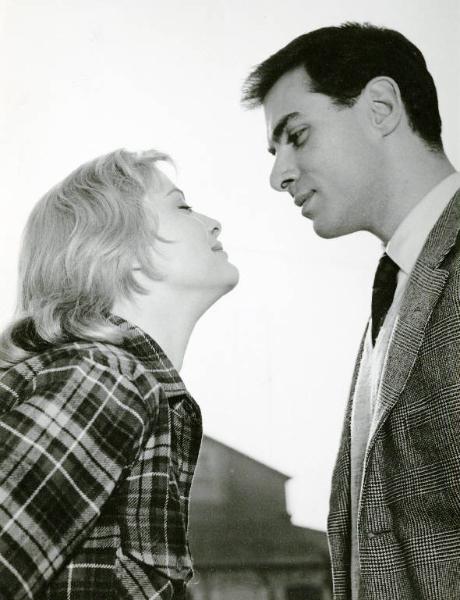 Scena del film "La donna del giorno" - Regia Francesco Maselli, 1957 - Inquadratura dal basso. Virna Lisi protende il viso verso Antonio Cifariello che, di fronte a lei, la guarda.