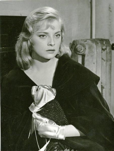 Scena del film "La donna del giorno" - Regia Francesco Maselli, 1957 - Mezza figura di Virna Lisi, in abito da sera, che stringe al petto la borsetta.