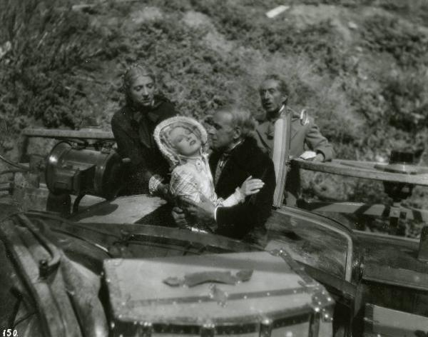 Scena del film "Il dottor Antonio" - Regia Enrico Guazzoni, 1937 - Da sinistra, Margherita Bagni, Maria Gambarelli, Lamberto Picasso e Claudio Ermelli, nella scena della disgrazia della carrozza.