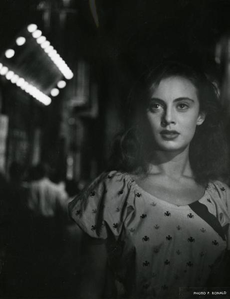 Scena del film "Domani è un altro giorno" - Regia Léonide Moguy, 1951 - Mezza figura frontale di Anna Maria Ferrero.
