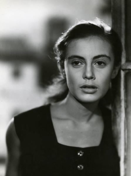 Scena del film "Domani è un altro giorno" - Regia Léonide Moguy, 1951 - Mezza figura frontale di Anna Maria Ferrero appoggiata a un muro.