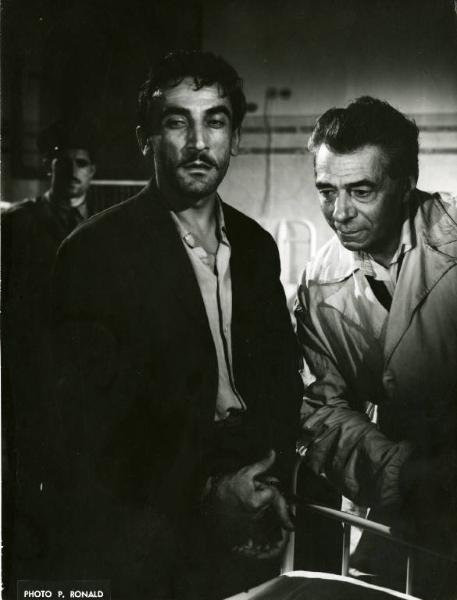 Scena del film "Domani è un altro giorno" - Regia Léonide Moguy, 1951 - Piano americano di Arnoldo Foà a sinistra e Aldo Silvani a destra.