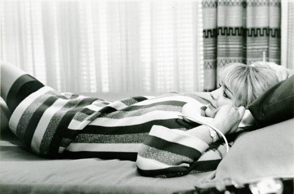 Scena del film "Don Giovanni in Sicilia" - Regia Alberto Lattuada, 1967 - Campo medio di Ewa Aulin, sdraiata supina sul letto, con la testa poggiata su un cuscino e la cornetta del telefono attaccata all'orecchio.