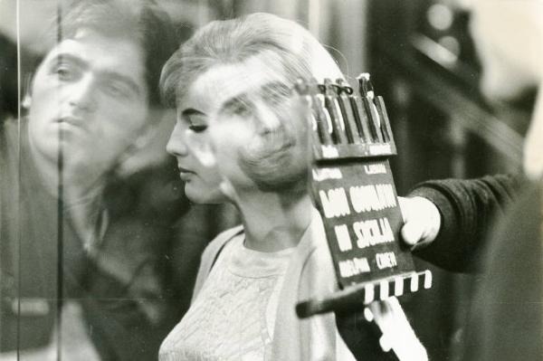 Sul set del film "Don Giovanni in Sicilia" - Regia Alberto Lattuada, 1967 - Nello scatto appaiono quattro volti sfocati e sovrapposti, tra cui quello di Katia Moguy e un ciak.