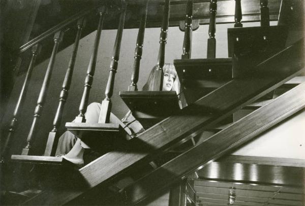 Scena del film "Don Giovanni in Sicilia" - Regia Alberto Lattuada, 1967 - Katia Christine, seduta sui gradini di una scala di legno con ringhiera.