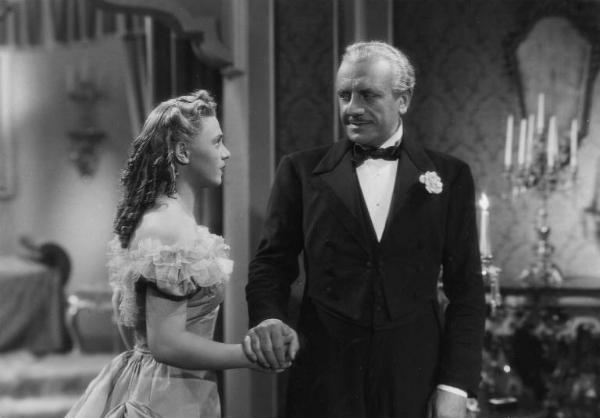 Scena del film "La donna perduta" - Regia Domenico Gambino, 1940 - Mezza figura di Luisella Beghi e Alberto Capozzi. I due si tengono per mano e si guardano.