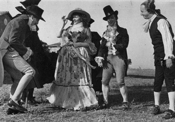 Sul set del film "Don Pasquale" - Regia Camillo Mastrocinque, 1940 - Il film è finito. Gli attori improvvisano una sarabanda.