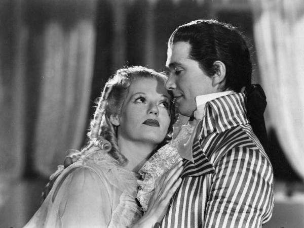 Scena del film "Don Pasquale" - Regia Camillo Mastrocinque, 1940 - Mezza figura di Laura Solari e Maurizio D'Ancora. L'attrice si appoggia al suo petto e lo guarda negli occhi. L'attore ricambia lo sguardo.
