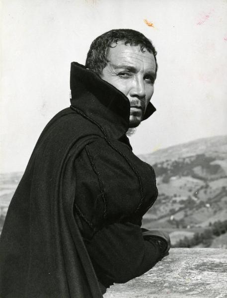 Scena del film "Il duca nero" - Regia Pino Mercanti, 1963 - Mezza figura di profilo di Cameron Mitchell, lo sguardo rivolto a sinistra.