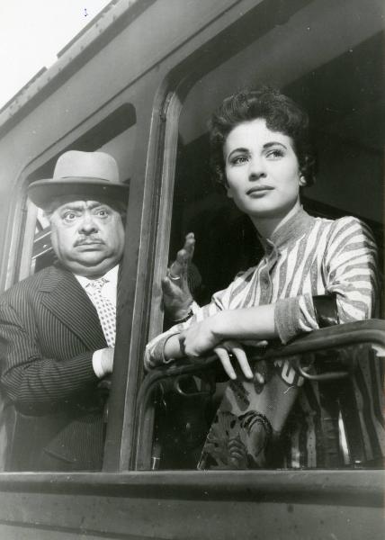 Scena del film "I due compari" - Regia Carlo Borghesio, 1955 - Aldo Fabrizi e Giulia Rubini appoggiati al finestrino di un treno, lo sguardo rivolto all'esterno.