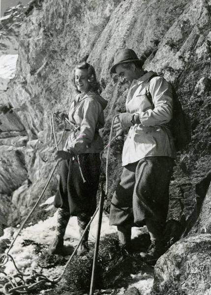 Scena del film "Due cuori" - Regia Carlo Borghesio, 1943 - Figura intera di Károly Kovács e Erzsi Simor in tenuta da scalata.