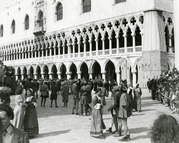 Sul set del film "I due foscari" - Regia Enrico Fulchignoni,1942 - A Venezia si girano le scene all'esterno del film.
