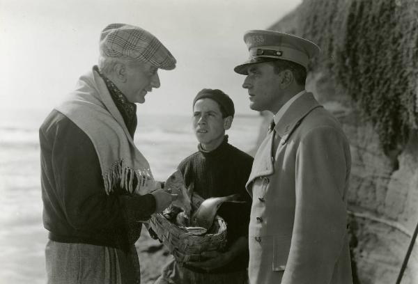 Scena del film "Due milioni per un sorriso" - Regia Carlo Borghesio, Mario Soldati, 1939 - A sinistra, Enrico Viarisio con due attori non identificati.