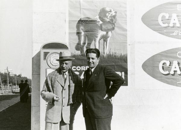 Sul set del film "Due milioni per un sorriso" - Regia Carlo Borghesio, Mario Soldati, 1939 - A sinistra, Enrico Viarisio e un attore non identificato sul set.