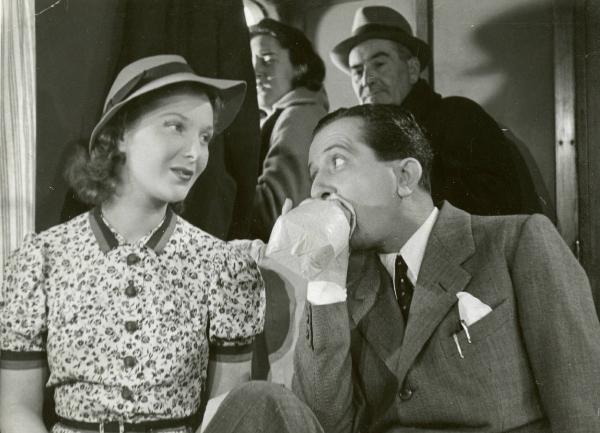 Scena del film "Due milioni per un sorriso" - Regia Carlo Borghesio, Mario Soldati, 1939 - Enrico Viarisio soffia in un sacchetto di carta mentre Elsa De Giorgi lo osserva.