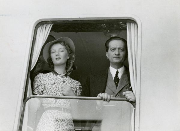 Scena del film "Due milioni per un sorriso" - Regia Carlo Borghesio, Mario Soldati, 1939 - Elsa De Giorgi ed Enrico Viarisio in piedi dietro il finestrino di un treno.