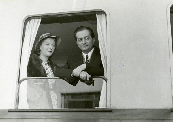 Scena del film "Due milioni per un sorriso" - Regia Carlo Borghesio, Mario Soldati, 1939 - Elsa De Giorgi ed Enrico Viarisio, in piedi dietro il finestrino di un treno, rivolgono lo sguardo verso destra.