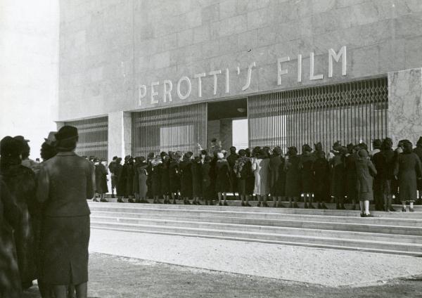 Scena del film "Due milioni per un sorriso" - Regia Carlo Borghesio, Mario Soldati, 1939 - Persone in attesa sulle scale dello stabilimento cinematografico "PEROTTI'S FILM".
