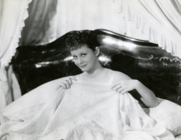 Scena del film "I due misantropi" - Regia Amleto Palermi, 1937 - María Denis, a letto, tira a sé le lenzuola.