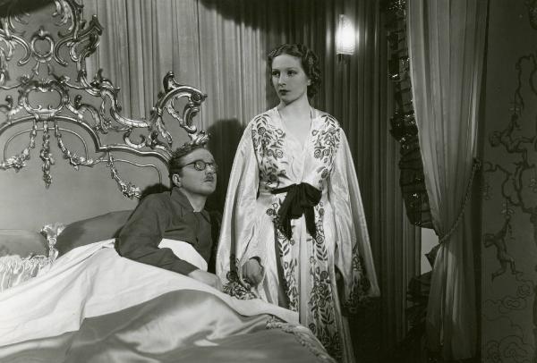 Scena del film "Due occhi per non vedere" - Regia Gennaro Righelli, 1939 - Loretta Vinci è in piedi vicino a Renato Cialente, disteso sul letto.