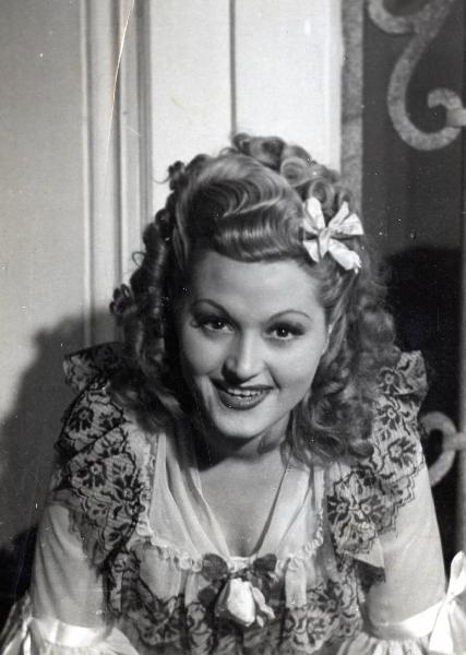 Sul set del film "Elisir d'amore" - Regia Amleto Palermi, 1941 - Mezza figura di Livia Minelli che, in posa, guarda dritto davanti a sÃ©.