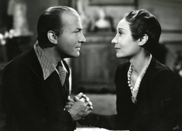 Scena del film "Enrico IV" - Regia Giorgio Pastina, 1943 - A sinistra, Osvaldo Valenti e a destra, Clara Calamai, si osservano intensamente tenendosi mano nella mano.